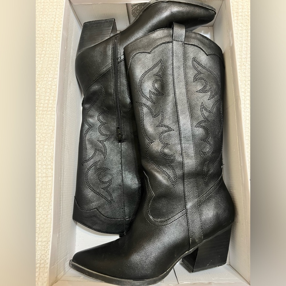 Korra Western Boot
DV BY DOLCE VITA size 10